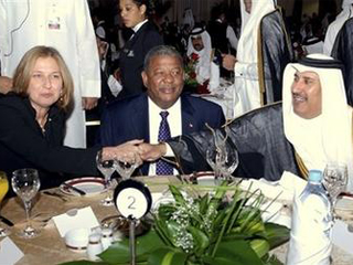 المعارضة القطرية تهاجم الجزيـرة وتدعـم مصــر