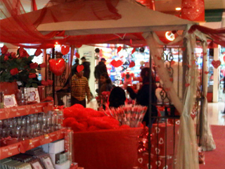 Valentine day  يحشد مزيدًا من العشاق والمحبين .. على وقع التشدد الدينى!