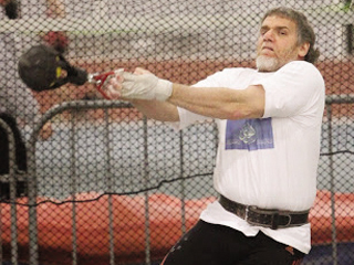 أيمن مظهر بطل الرواد للإطاحة بالمطرقة