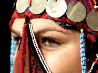 الحلى والزينة : أدوات المرأة البدوية  للجمال والحفاظ على التراث