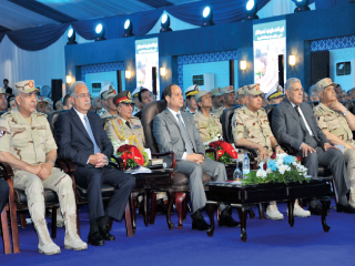 صورة أغضبته ولكنها واقع مر  العشوائيات .. تحدٍ جديد للسيسى!