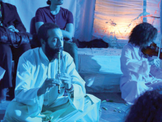 يُعرض على مسرح الطليعة: «الإنسان الطيب» وعوامل إتلاف الفطرة!!