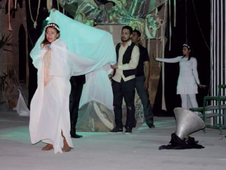 فرقة القاهرة القومية المسرحية تطالب الحكام بالمساواة والعدل فى مسرحية : الحداد يليق بأنتيجون