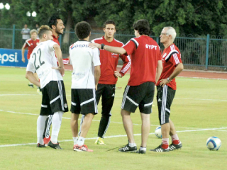 اليوم الثلاثاء استعداداً لتصفيات كأس العالم الفراعنة يواجهون جنوب إفريقيا وديا