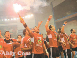 يد الأهلى أبطال السوبر الأفريقى