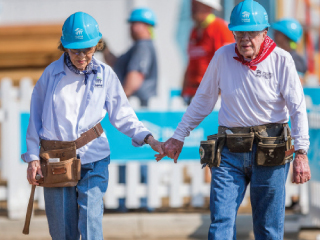 الرئيس الأسبق  جيمى كارتر وزوجته.. عطاء متواصل