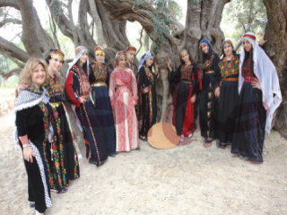 مها السقا:  الثوب الفلسطينى وثيقة هوية