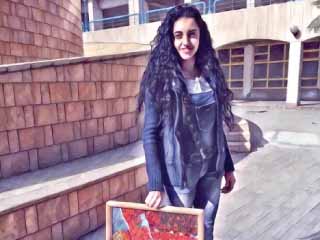 «بالموزايك والنحت بالخشب وألوان القماش»