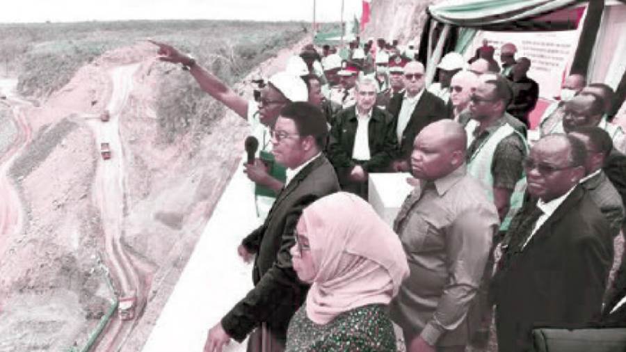 وزير الكهرباء والإسكان فى تنزانيا خلال الاحتفال
