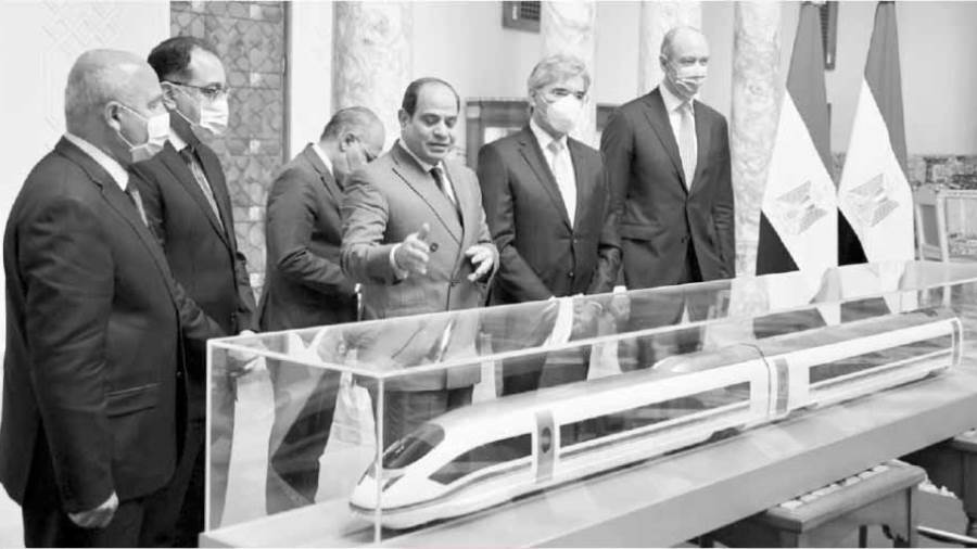 الرئيس يتفقد الماكيت الخاص بالقطار السريع