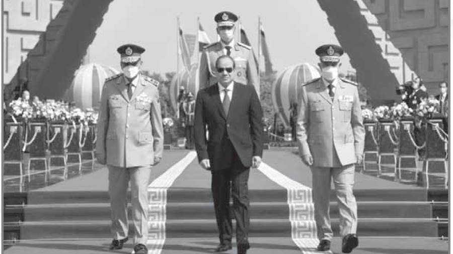 الرئيس أمام النصب التذكارى لشهداء القوات المسلحة
