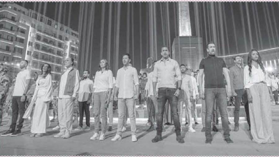 نخبة من نجوم الفن خلال أداء الأغنية