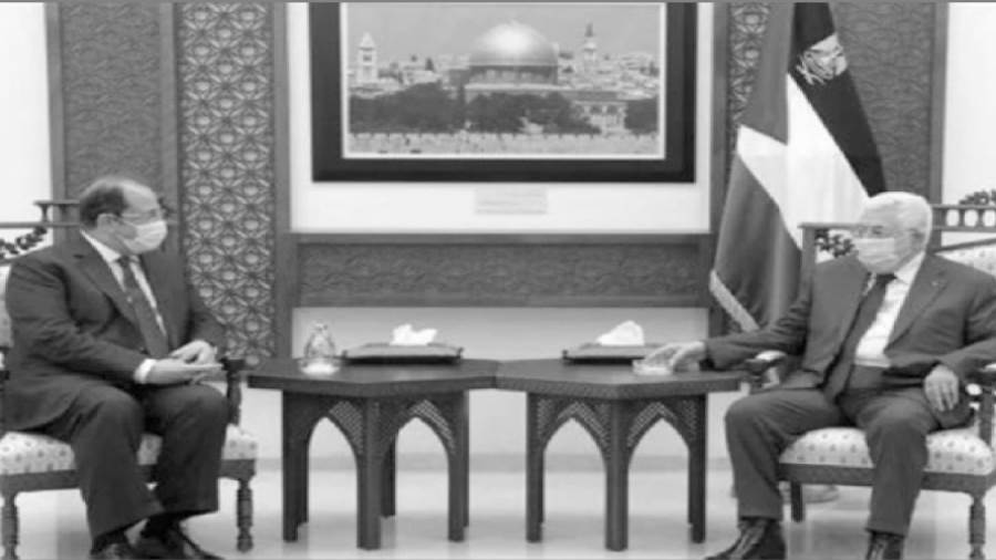 الوزير عباس كامل خلال لقائه بالرئيس الفلسطينى محمود عباس خاص لصباح الخير