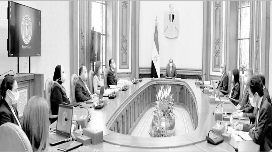 الرئيس خلال اجتماعه بالمجموعة الوزارية الاقتصادية