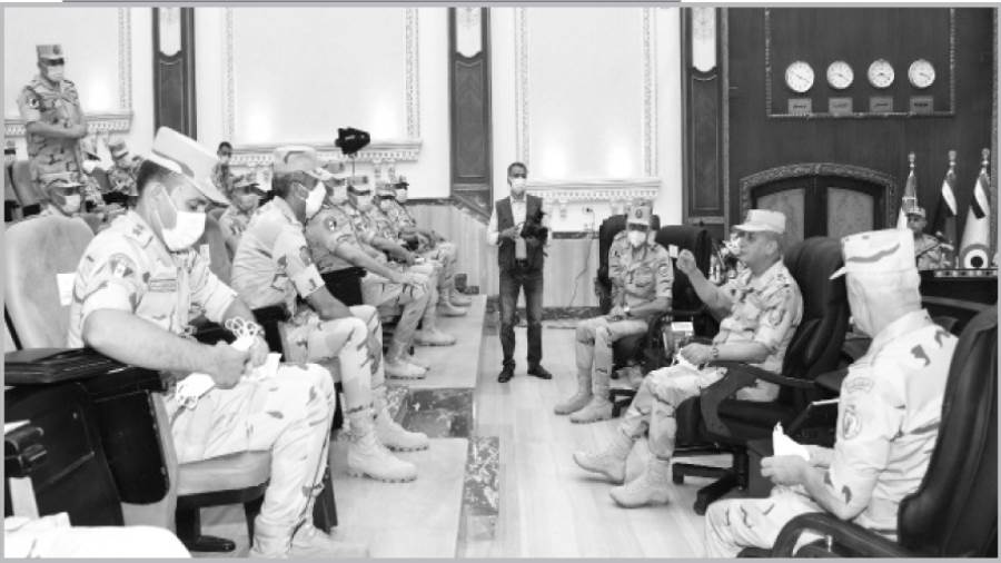 وزير الدفاع مع ضباط تيمور 14