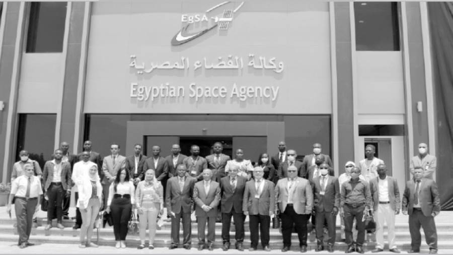 صورة تذكارية أمام مقر وكالة الفضاء المصرية