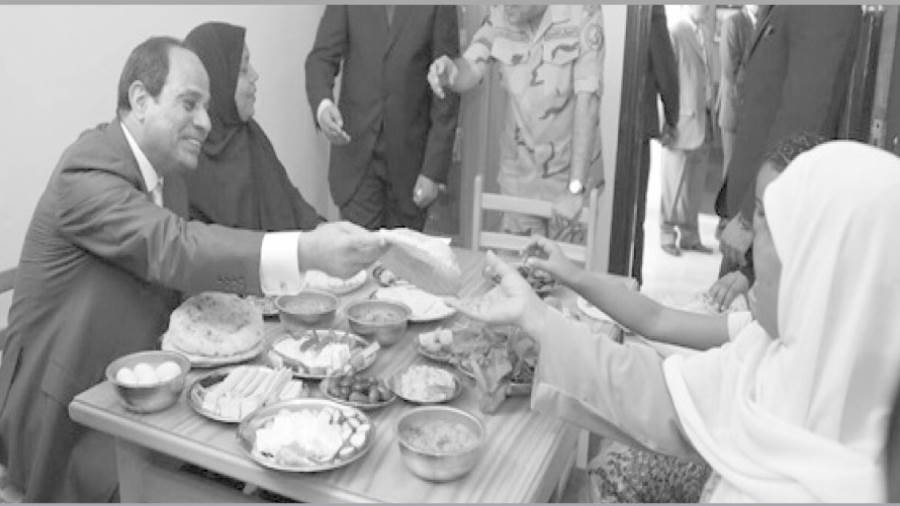 الرئيس مع أسرة انتقلت من العشوائيات لسكن كريم
