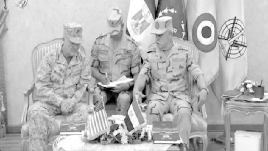 الفريق محمد فريد مع قائد القيادة الأمريكية