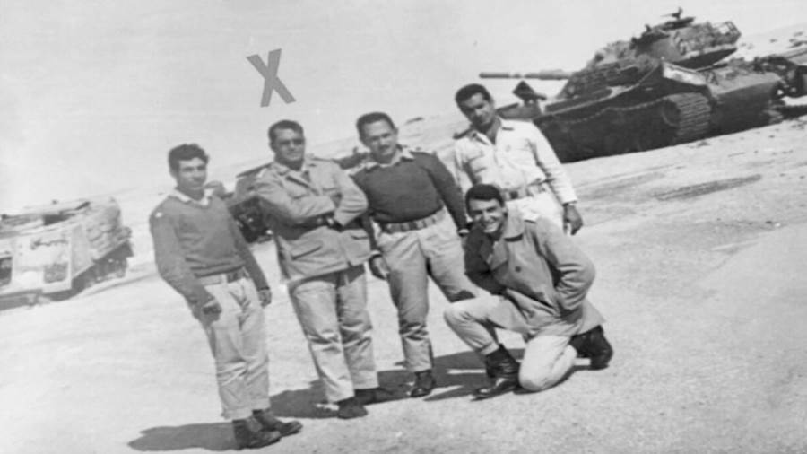 أبطال المزرعة الصينية.. وفى الخلف دبابة إسرائيلية إم 60 وعربة إم 113