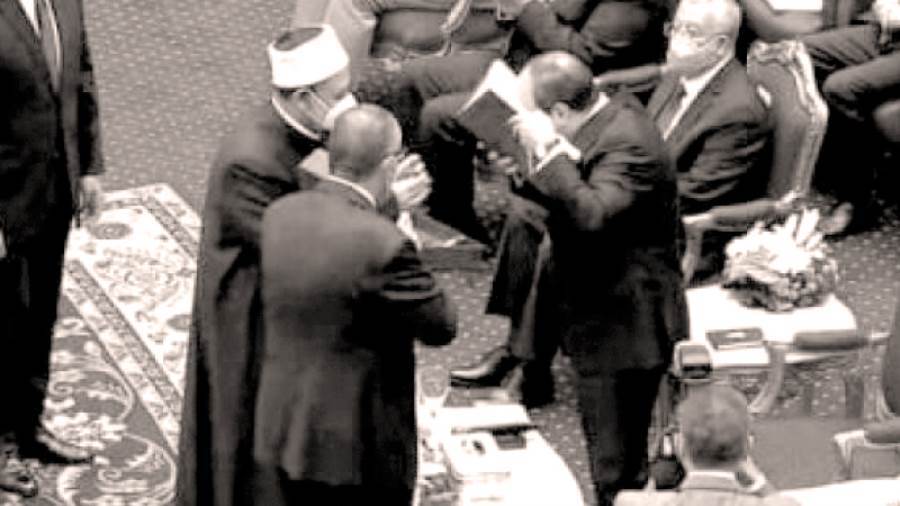 شيخ الازهر يهدى الرئيس السيسى نسخة نادرة من المصحف الشريف