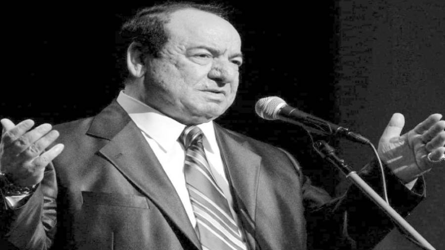 يتألق كعادته على المسرح