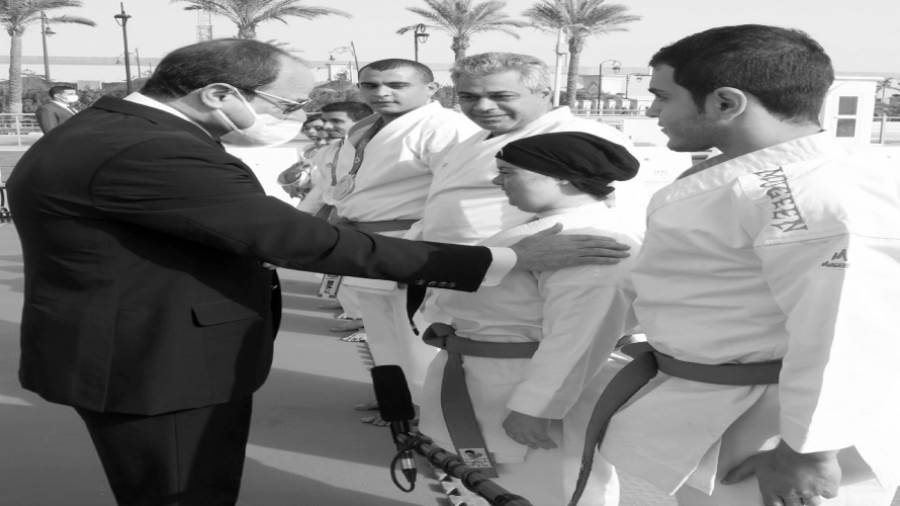 الأب يشجع طفلة من ذوى الهمم