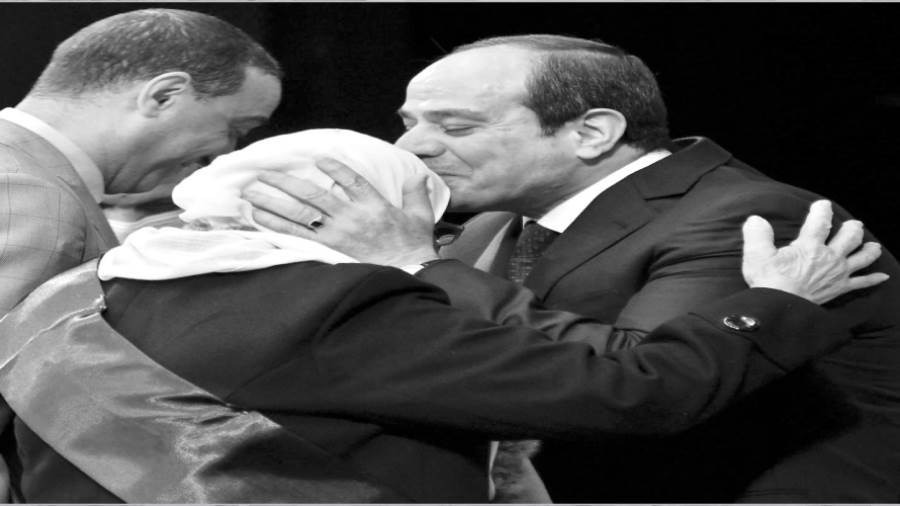 قبلة على رأس أم الشهيد