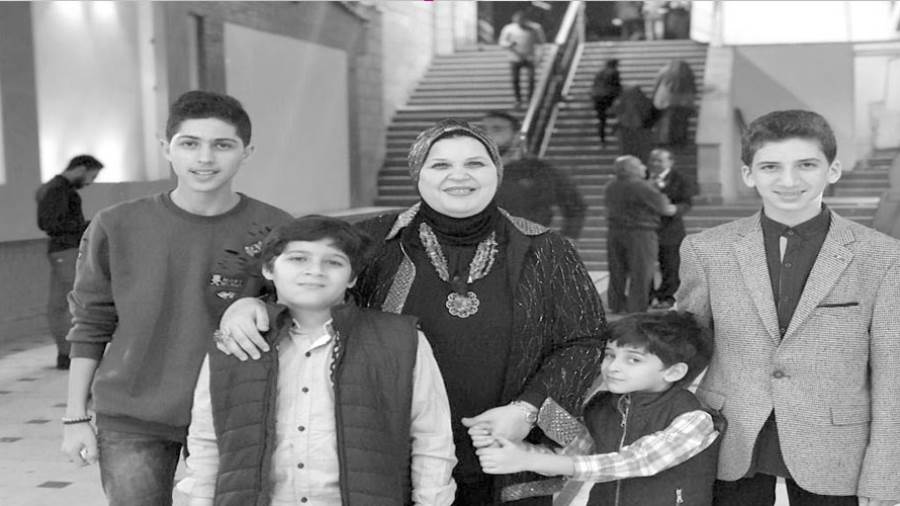 النائبة مايسة عطوه وأحفادها