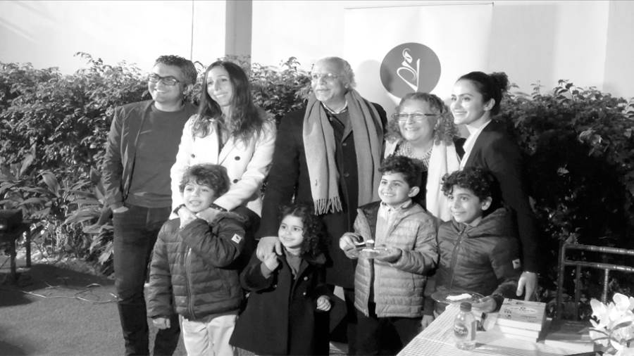 الكاتبة مع الأسرة والأصدقاء