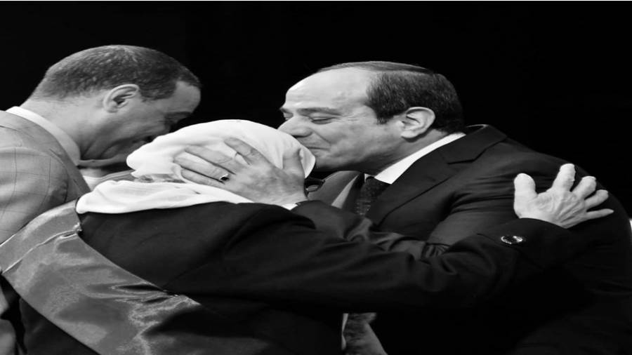 قبلة على جبين أم مصرية