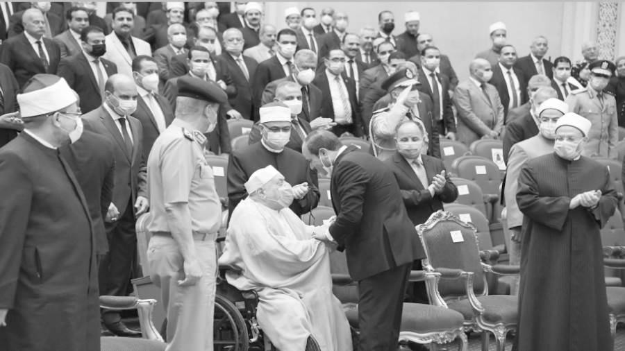 الرئيس السيسى حرص على مصافحة الدكتور أحمد عمر هاشم عضو هيئة كبار العلماء