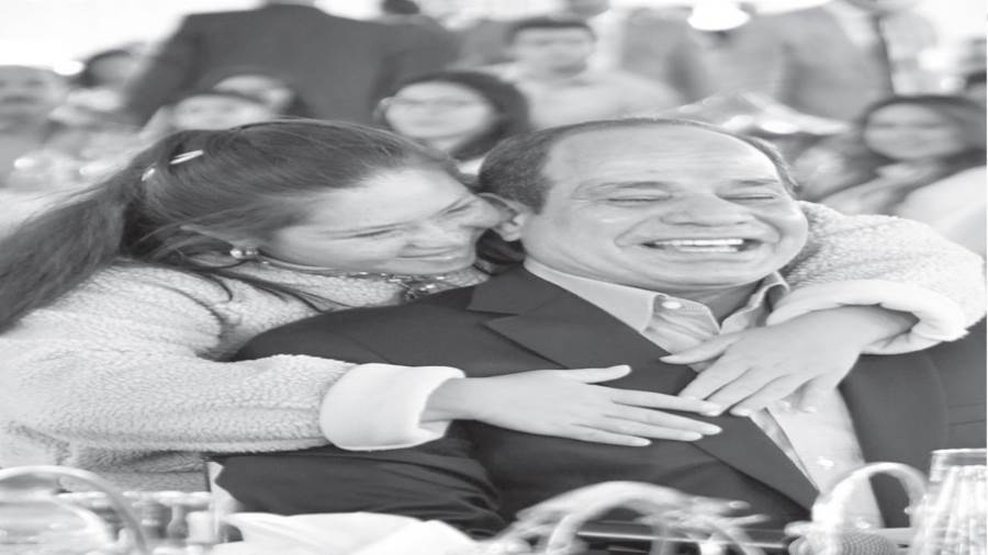 الرئيس يحنو على طفلة من ذوى الهمم
