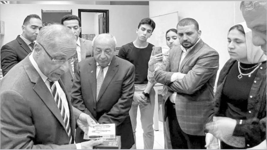 خلال استعراض أحد نماذج الأقمار الصناعية