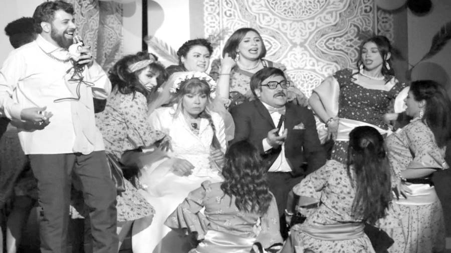 لقطة من مشهد استعراضى بمسرحية الحفيد يجمع لوسى وتامر فرج