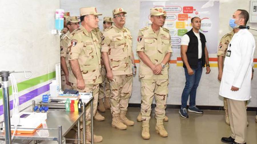 وزير الدفاع يتفقد مستشفى غمرة العسكرى