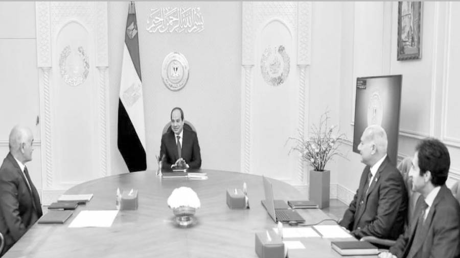 الرئيس يطلع على التقرير السنوى لنشاط صندوق تحيا مصر