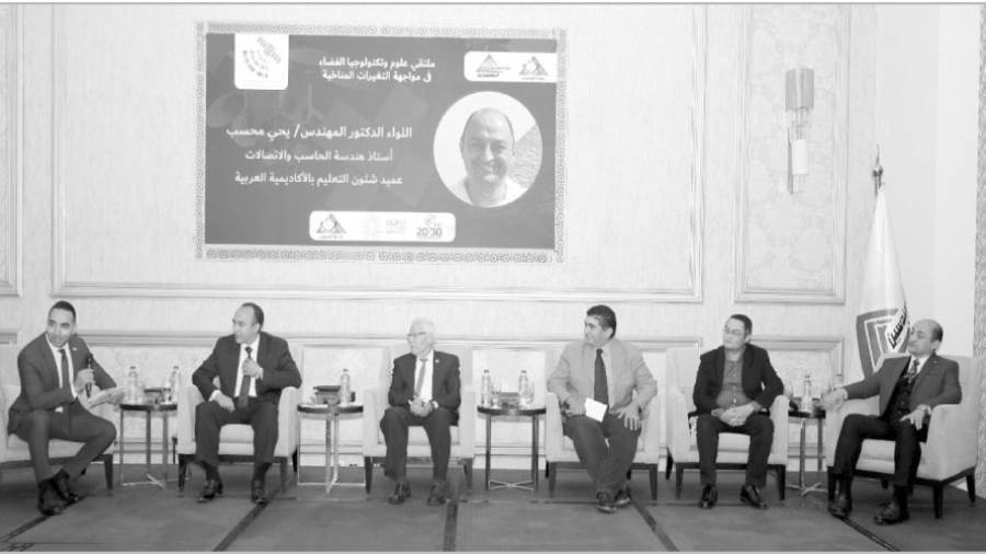 خلال الجلسة الأولى من الملتقى