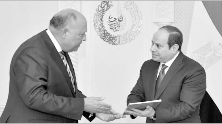 الرئيس السيسى يتسلم التقرير التنفيذى الأول للاستراتيجية الوطنية لحقوق الإنسان