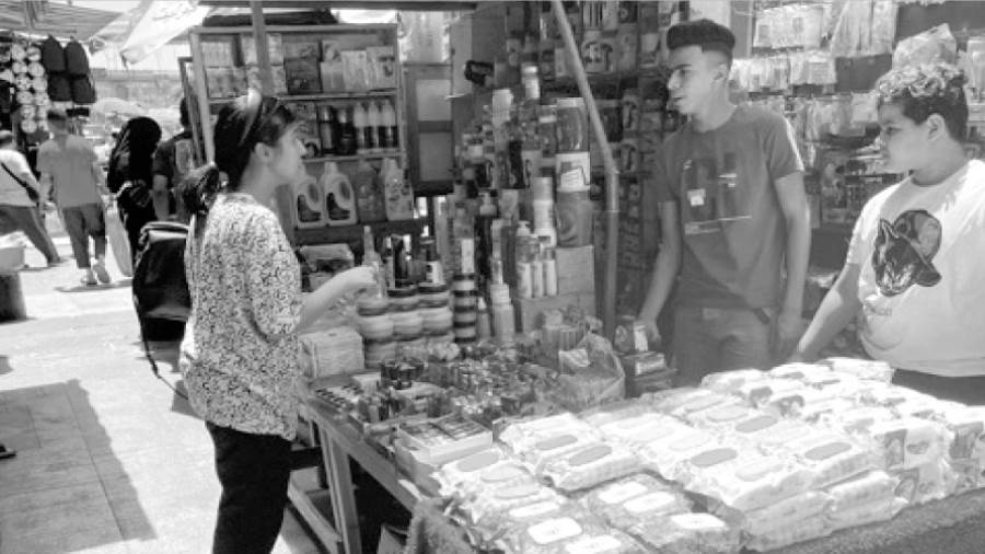 محررة صباح مع أحد البائعين