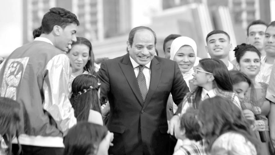الرئيس حرص على التقاط الصورة التذكارية مع الأطفال