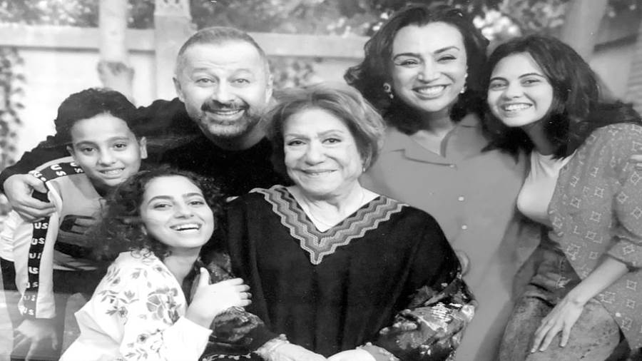 سيدة المسرح العربى وأبطال المسلسل