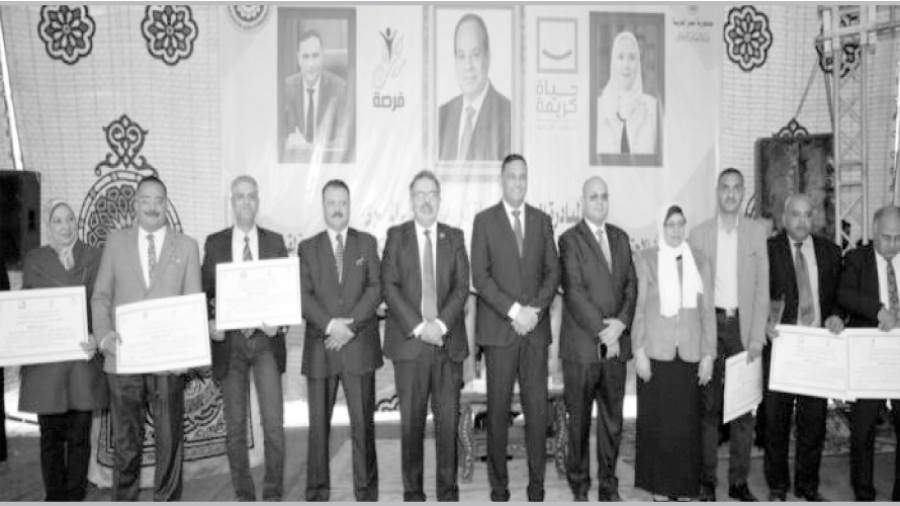تسليم صكوك مشروعات المرحلة الأولى من فرصة