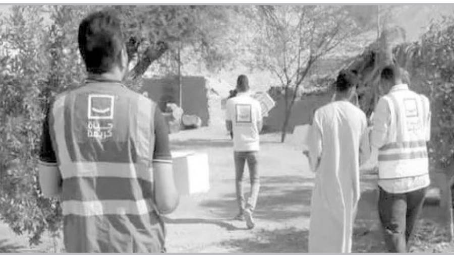 متطوعون يشاركون بتقديم المساعدات لأهالى القرى