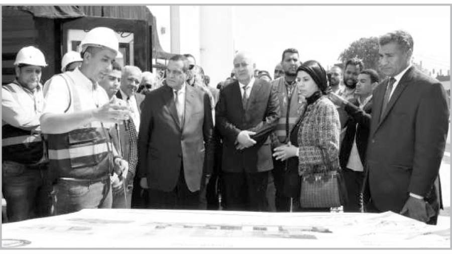 الوزير والمحافظ خلال الجولة
