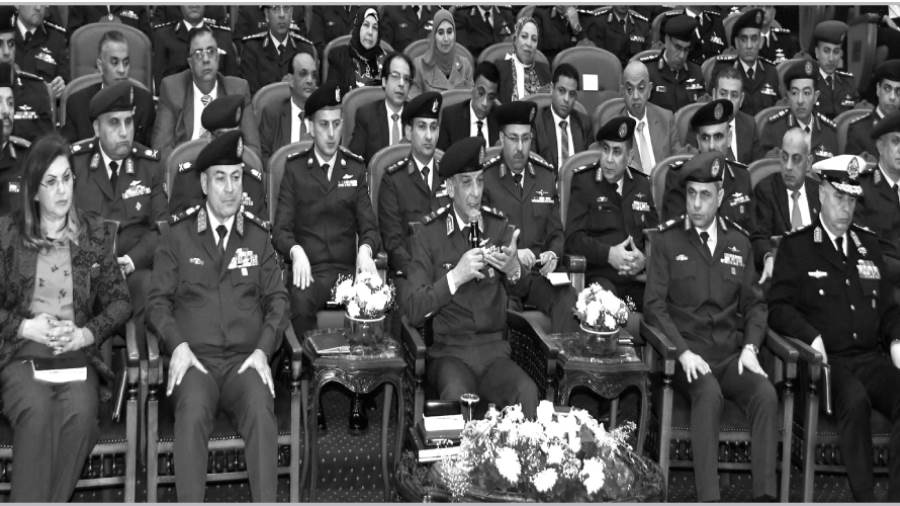 وزير الدفاع خلال حضوره البحث الرئيسى لـ البحوث العسكرية