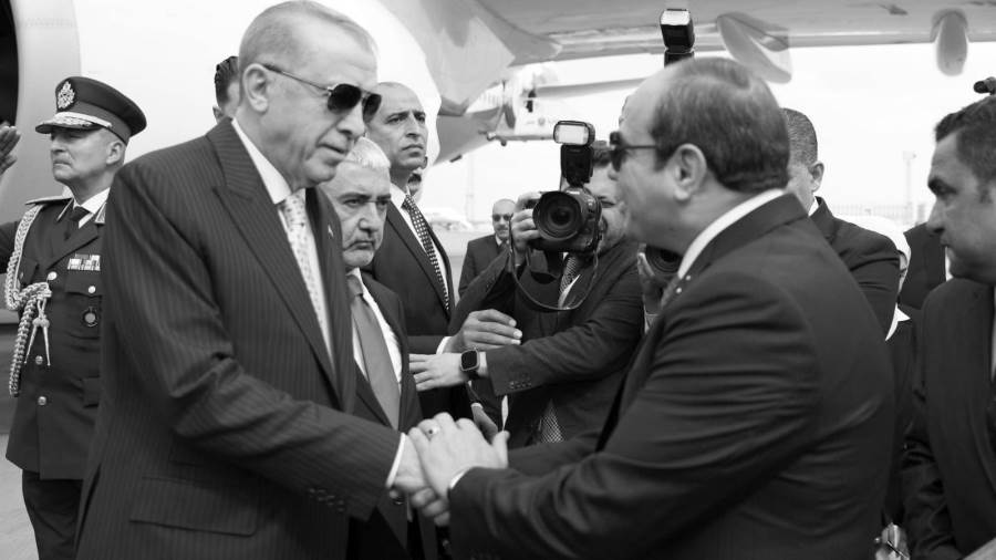 الرئيس يستقبل نظيره التركى لدى وصوله القاهرة