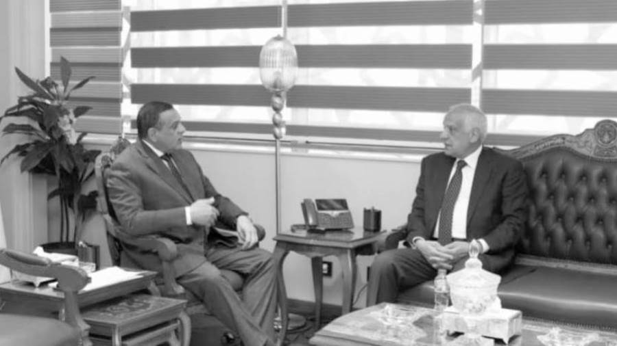 خلال الاجتماع