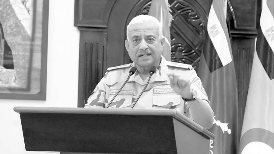 وزير الدفاع خلال لقائه برجال المنطقة المركزية العسكرية