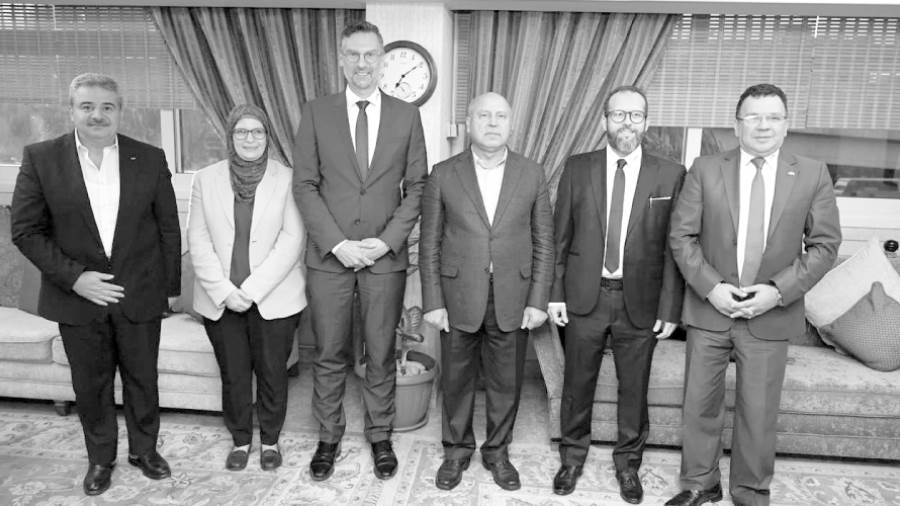وزير النقل خلال الاجتماع مع ممثلى الشركات