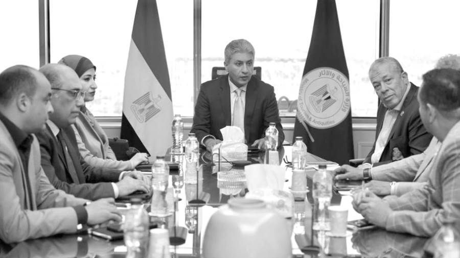 من الاجتماع